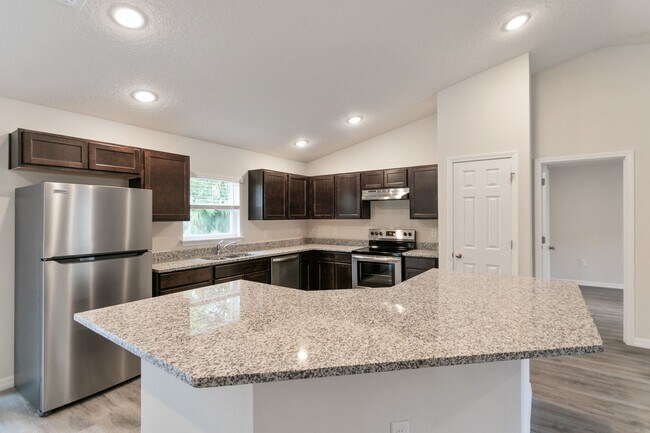Building Photo - AVAILABLE NOW! Gorgeous 4/2 Single-family ...