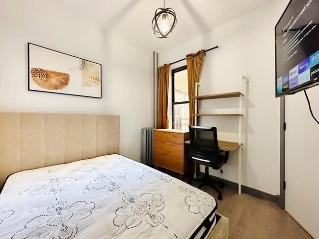 Building Photo - Furnished room/NOT APARTMENT
