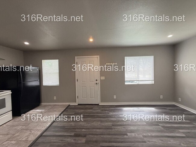 Building Photo - $595 - Available NOW! Beautiful 1 bedroom/ 1 bathroom Duplex