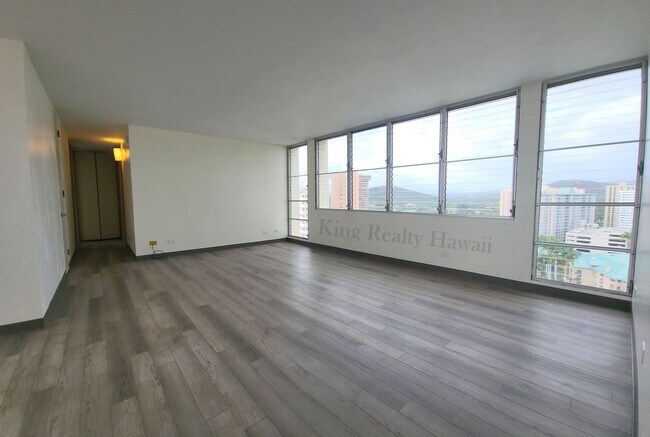 Foto del edificio - UPGRADED 3 br / 2 ba Only 2 units per flr, VIEWS, Utils Incl.+2 prkg.