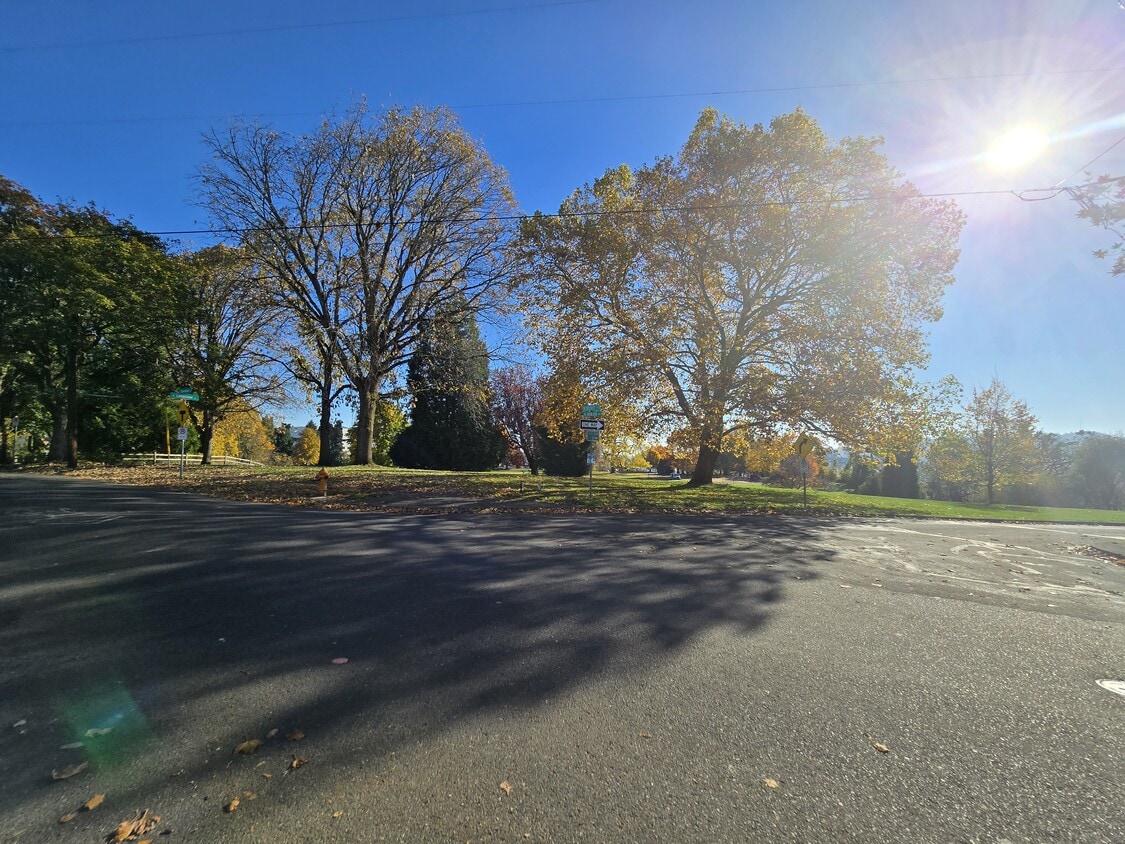 Foto del edificio - 3705 N Longview Ave