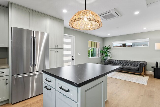 Foto del edificio - Hidden Gem in Newport Heights