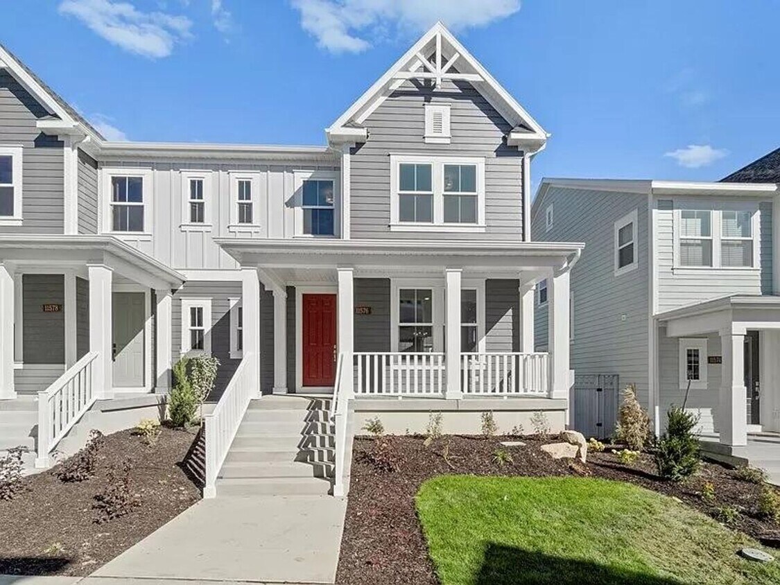 Foto principal - Stunning Twin Home In Excellent Location!