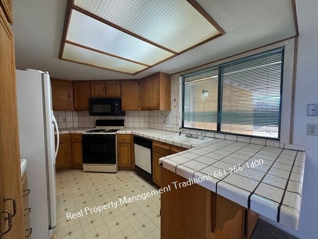 Building Photo - Charming 3 + 2 in East Palmdale home
