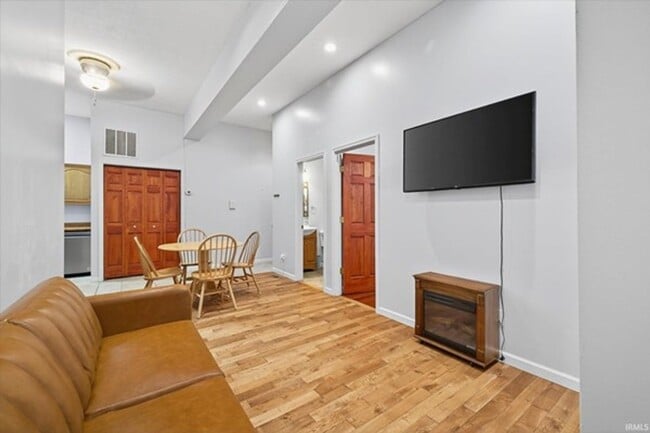 Foto del edificio - 2 bed, 2 bath Downtown Bloomington