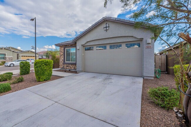 Building Photo - 4 bed 2 bath Beautiful Furnish Home!!!