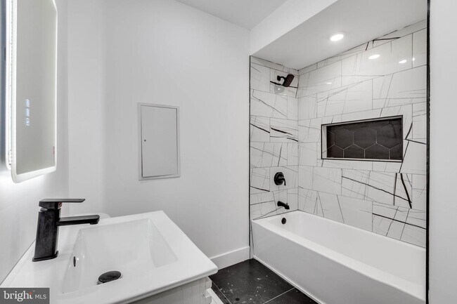 Foto del edificio - 6027 Delancey St