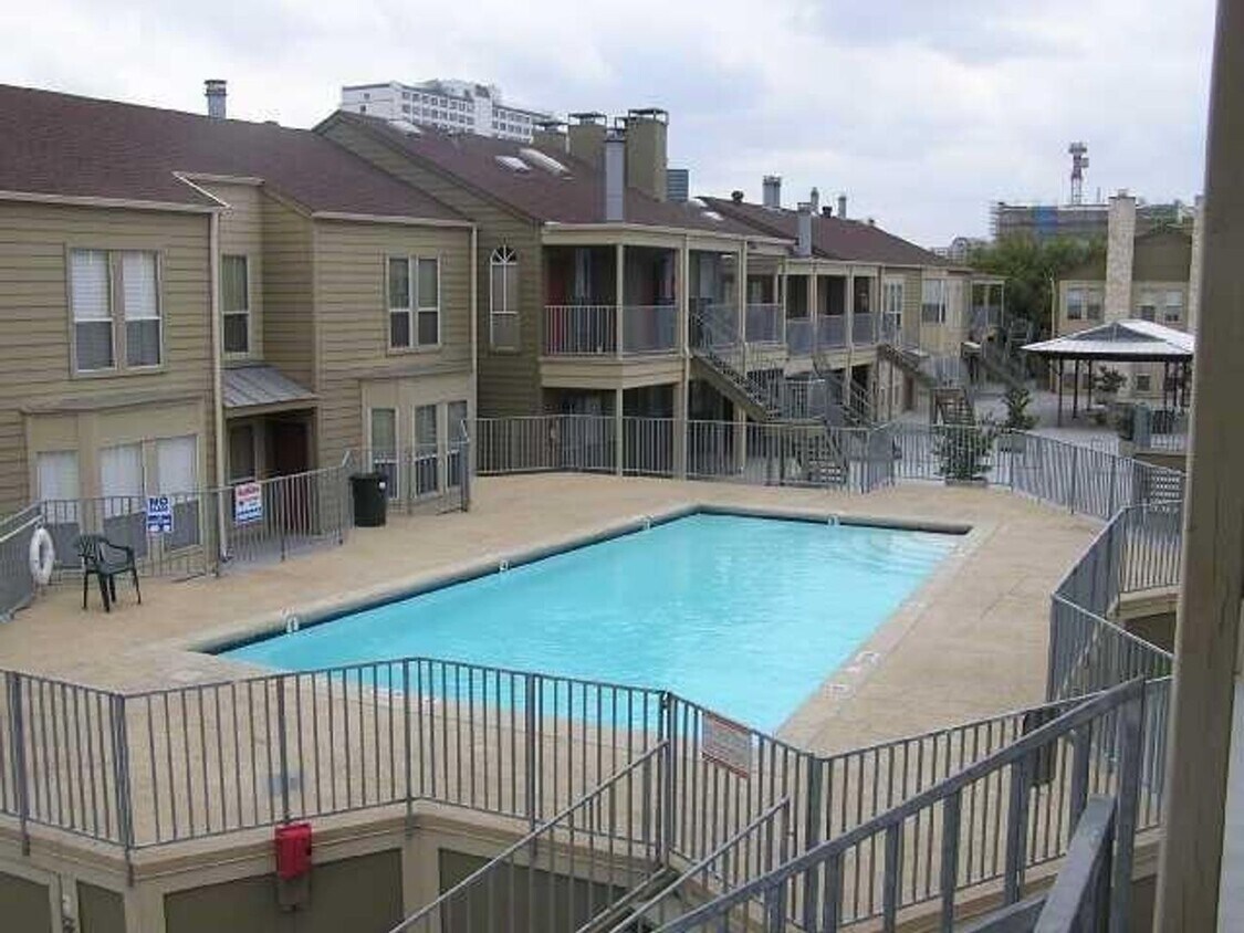 Primary Photo - 1 Bedroom in West Campus with Pool/Washer/...