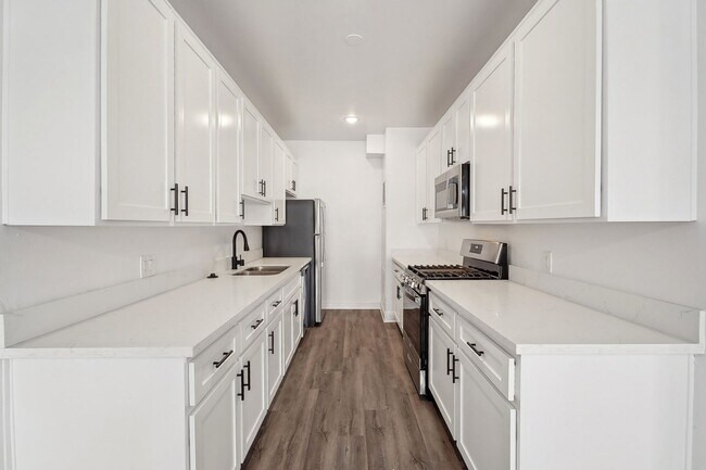 Interior Photo - 1620 South Bentley Ave