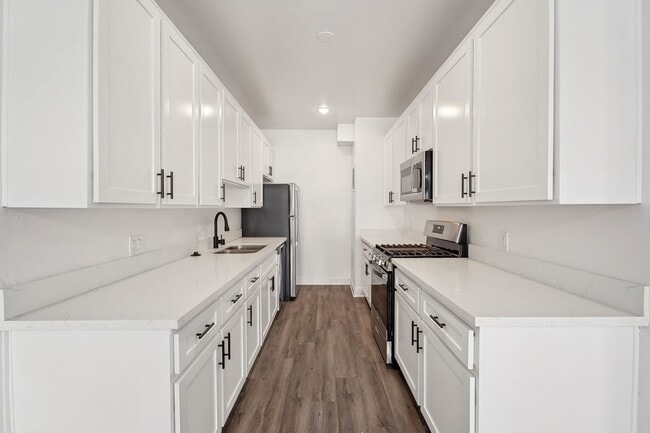 Interior Photo - 1620 South Bentley Ave