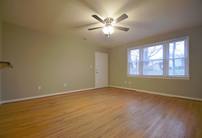 Foto del edificio - Selwyn Village Updated 1bed,1bath condo