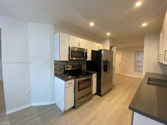 Building Photo - 3 br, 2.5 bath Townhome - 2130 NW 171st Ter