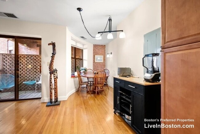 Building Photo - 95 Gainsborough St
