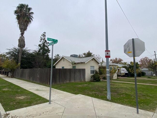 Foto del edificio - Follow the yellow brick to this Remodeled 2 BD 1 BA House in NE Bakersfield