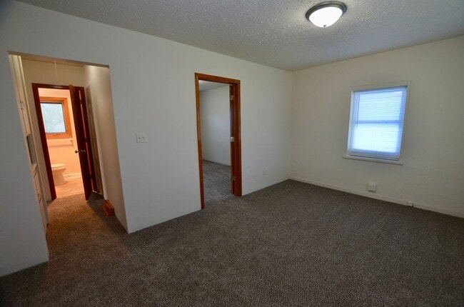 Building Photo - Cute DSM Ranch Home
