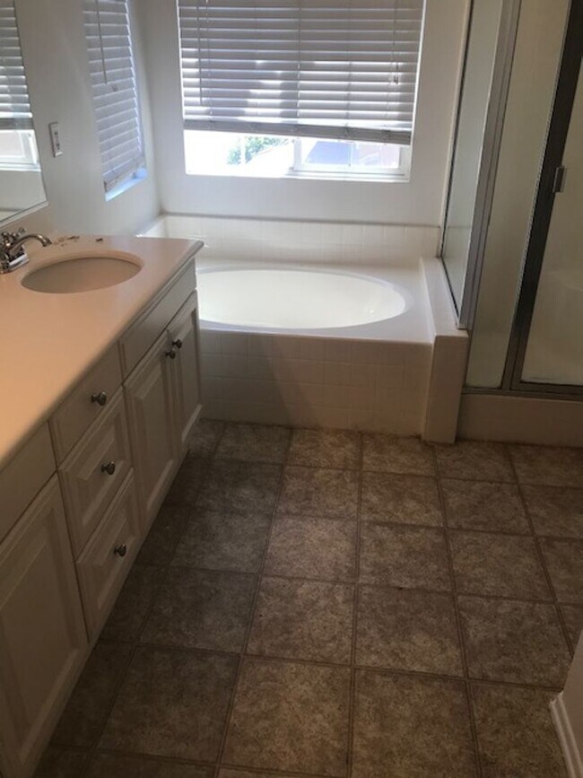 Building Photo - Gated Community!