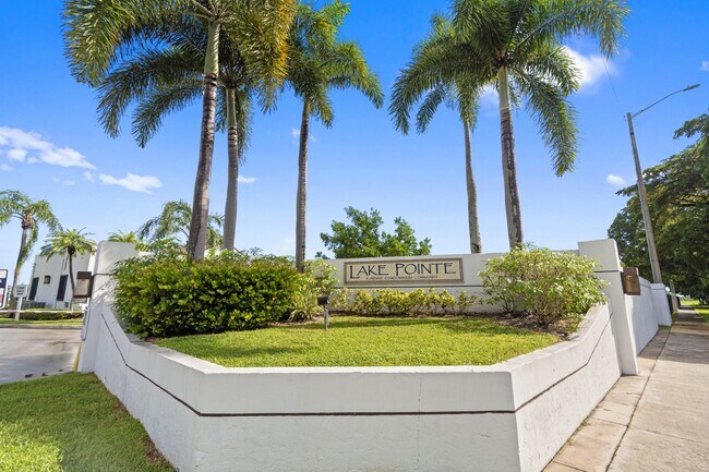 Foto del edificio - 215 Lake Pointe Dr