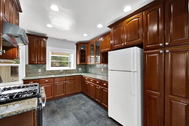 Building Photo - 2 Bedroom 1 Bath House in Oakland -- Avail...