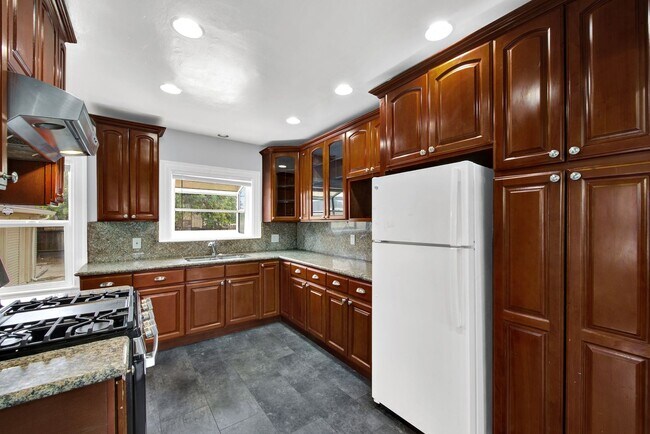 Foto del edificio - 2 Bedroom 1 Bath House in Oakland -- Avail...