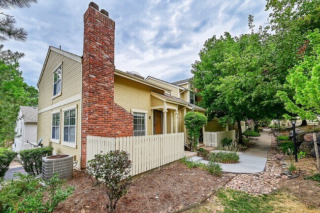 Building Photo - $2,150, End Unit 2 bed 1 1/2 bath Southpar...