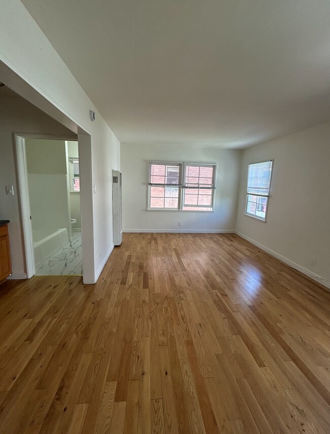 Foto del edificio - Charming studio in prime Los Angeles locat...