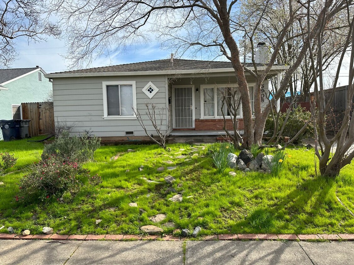 3 Bed/1 Bath Home with Yard in Tahoe Park - 3 Bed/1 Bath Home with Yard in Tahoe Park