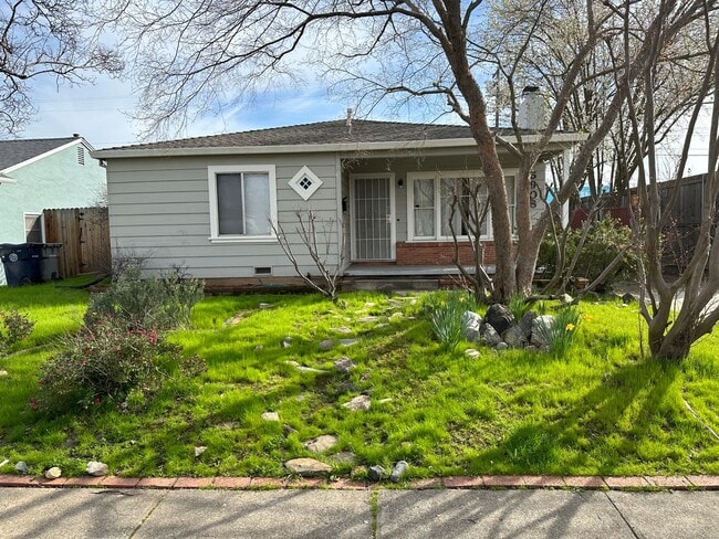 3 Bed/1 Bath Home with Yard in Tahoe Park - 3 Bed/1 Bath Home with Yard in Tahoe Park