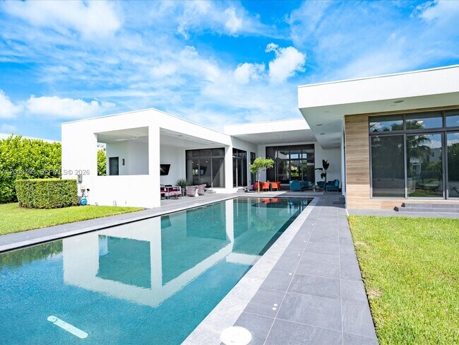 Foto del edificio - 16650 Sunset Way