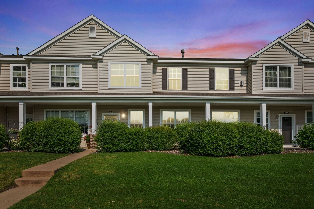 Foto principal - Freshly Remodeled 3bd 3ba Townhome for Ren...