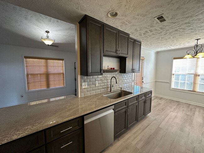 Building Photo - Well-Maintained 4 Bed 2.5 Bath with Fenced Backyard