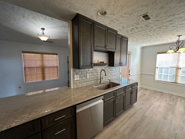 Foto del edificio - Well-Maintained 4 Bed 2.5 Bath with Fenced Backyard