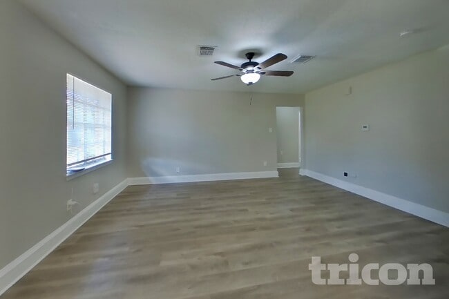 Building Photo - 4427 Oakside Dr