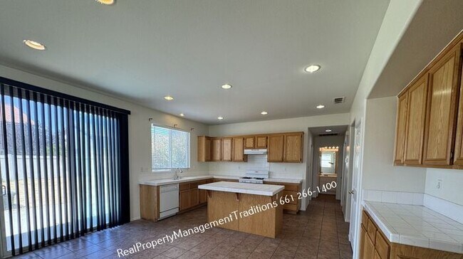 Foto del edificio - Spaciouse 4 Bed- 3 full Bath + plus Loft Home