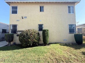 Building Photo - 943 W 68th St