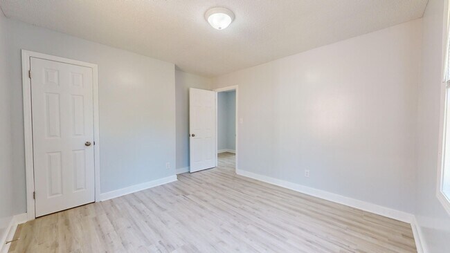 Foto del edificio - Two bedroom apartment for $1199 per month ~5 minutes from the Airport in a quaint and quiet commu...