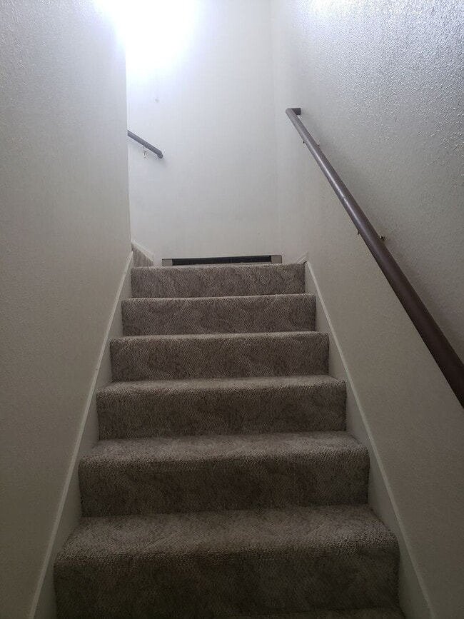 Building Photo - Great 3 bed 2 1/2 bath condo in the Brandy...