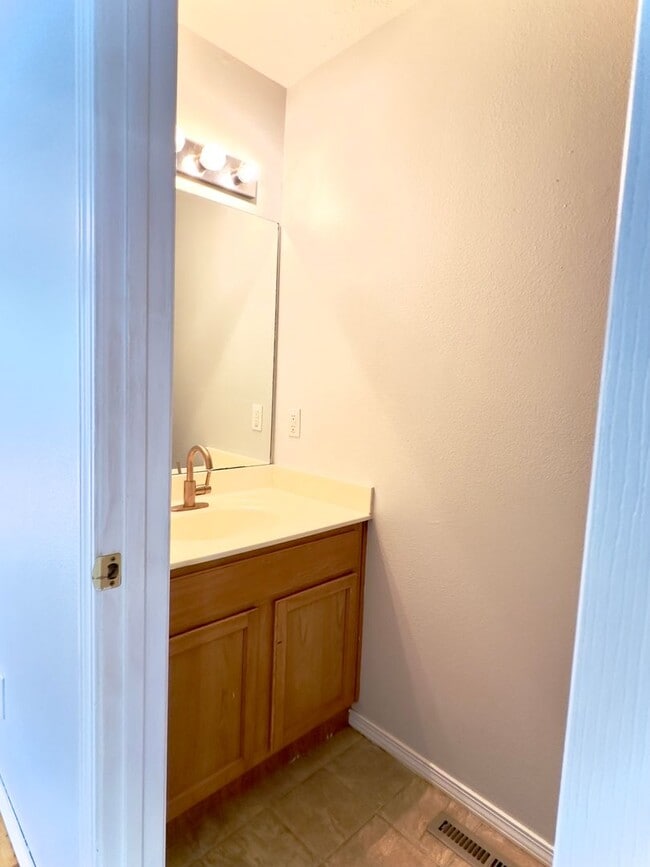 Building Photo - Very Nice 3 Bedroom Basement Home with spa...