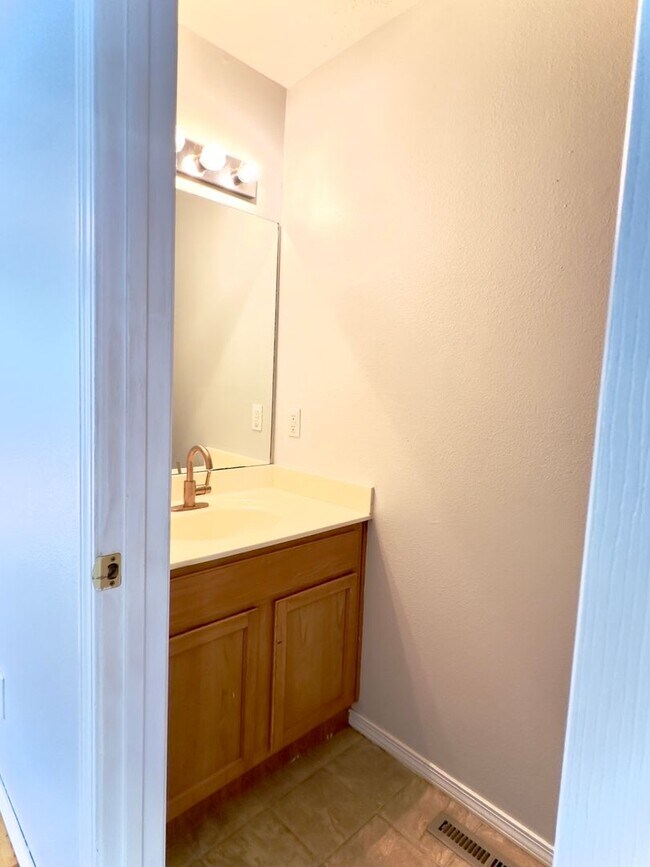 Foto del edificio - Very Nice 3 Bedroom Basement Home with spa...