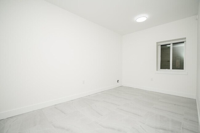 Photo du bâtiment - Basement-19XX 168ST STREET