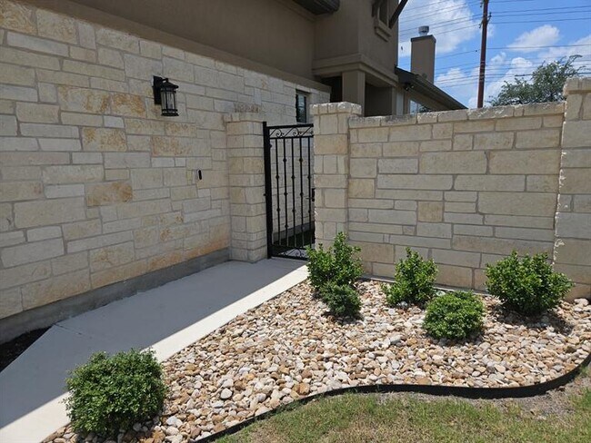 Foto del edificio - 904 Indian Hawthorne Dr