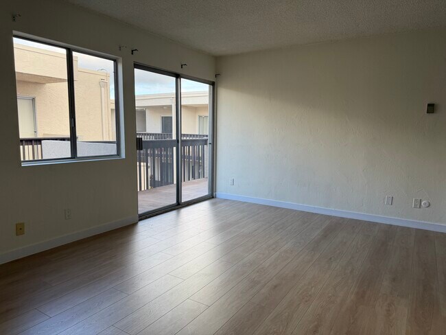 Foto del edificio - 15001 Condon Ave