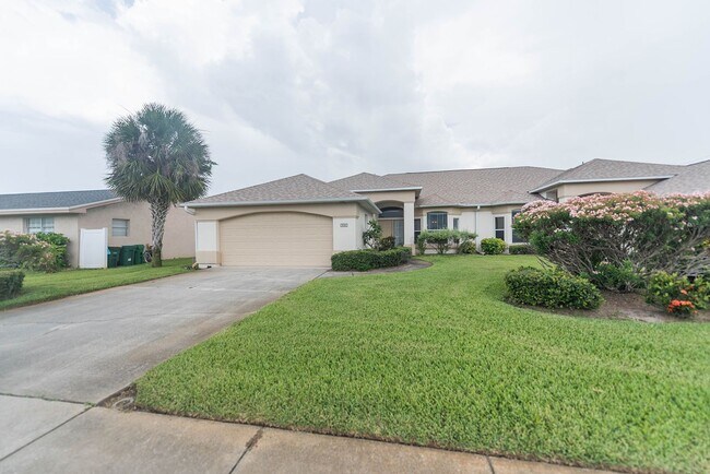 Foto del edificio - Beautiful Home in Satellite Beach including Lawncare and Community Pool