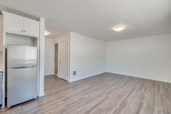 Unit 7 - Steele Apartments