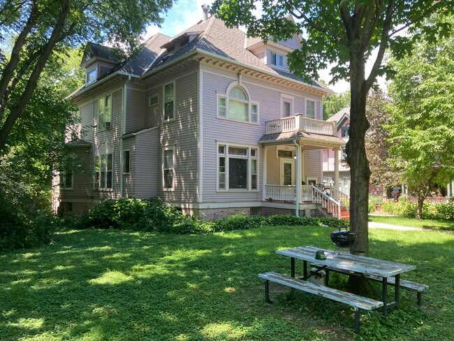 Building Photo - 219 Forest Ave