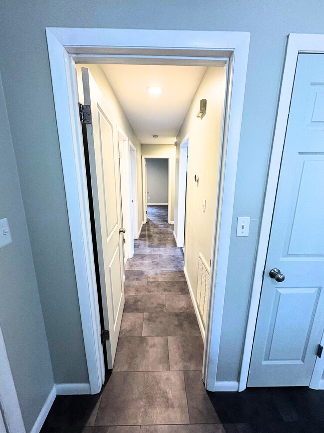 Building Photo - Open ranch home on a culdesac