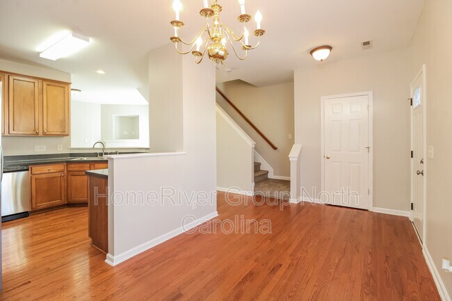 Building Photo - 904 Woodlake Dr