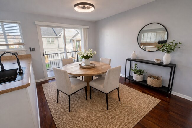 Cocina comedor con puesta en escena virtual - 14707 Paul Revere Ct