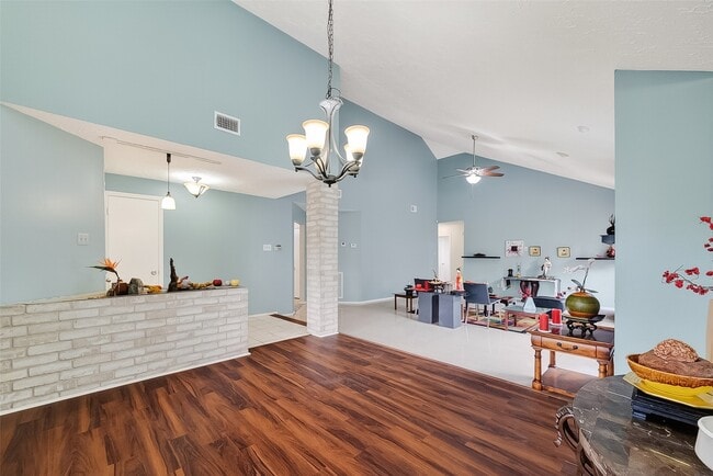 Foto del edificio - 8122 Sandy Glen Ln