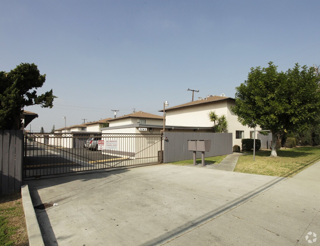 Foto principal - 3541-3545 Big Dalton Ave