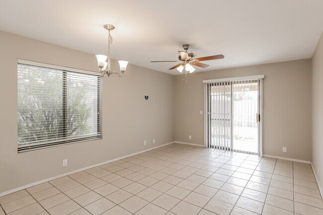 Foto del edificio - 15729 W Smokey Dr